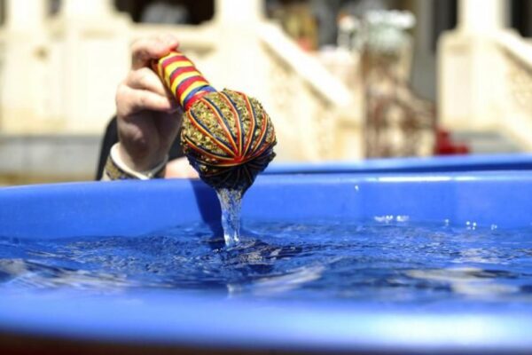 O localitate importantă de lângă Cluj Napoca la un pas să intre în carantină. Preotul a umblat cu Covidul din casă în casă