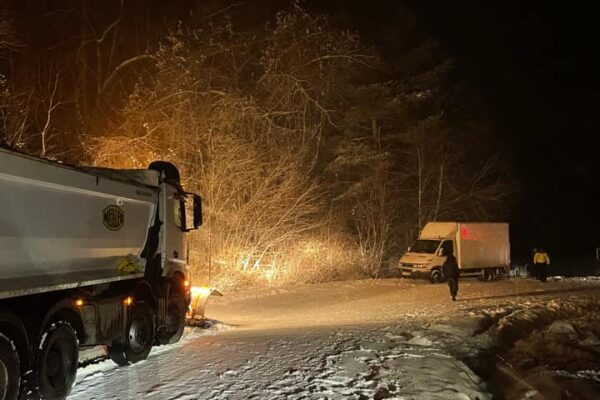 Șefii Consiliului Județean dorm liniștiți în timp ce iarna face prăpăd în județul Cluj. Drumul județean care trece prin Leghia este blocat de accidente și zăpadă