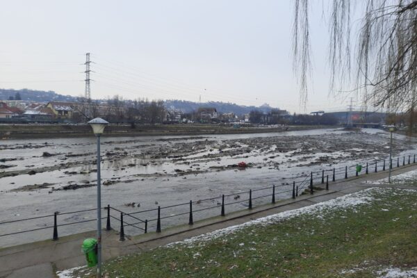 Se lucrează intens la curățarea Someșului. E nevoie și de responsabilitate din partea cetățenilor