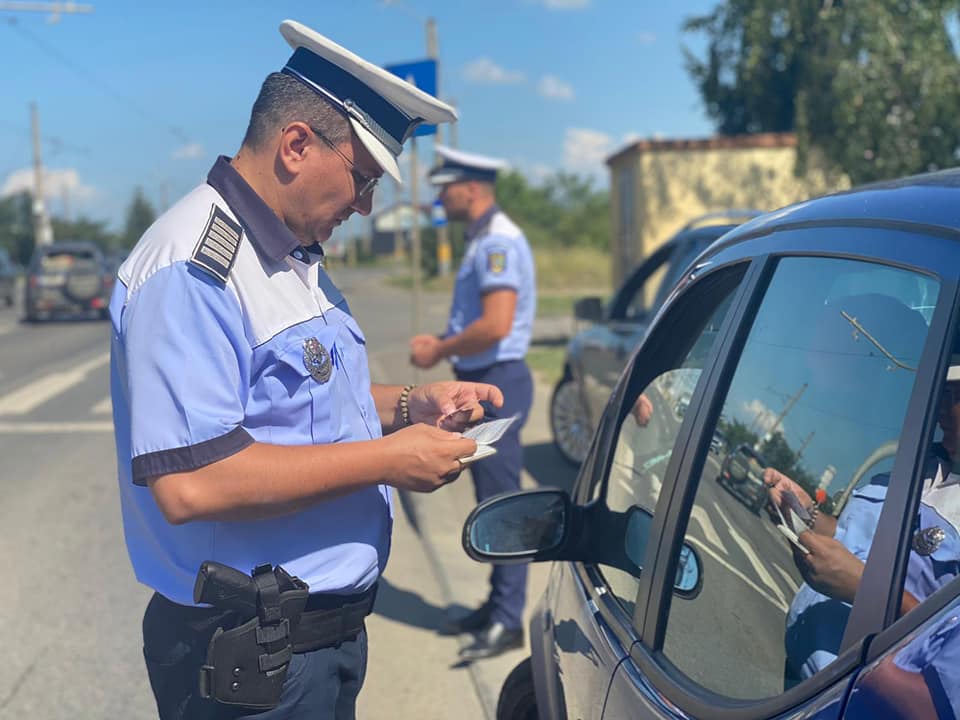 Șofer oprit pe strada Traian Vuia, după ce a gonit cu peste 100 km/h. A fost amendat și a rămas fără permis 3 luni