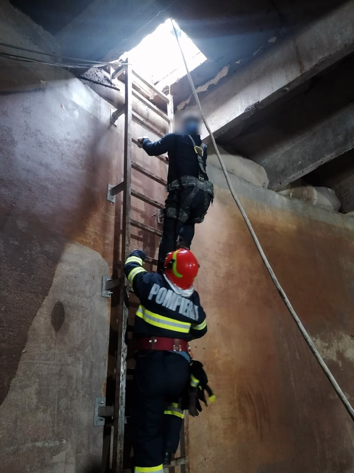 A căzut de la patru metri înâlțime. Intervenție de mare dificultate a pompierilor din Huedin