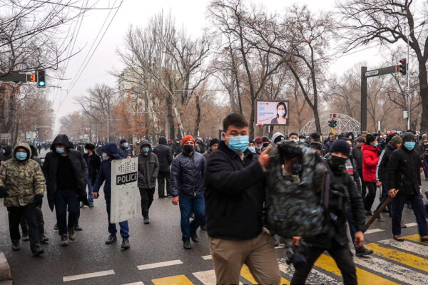 30 de angajați ai Terapia Cluj sunt blocaţi în mijlocul protestelor violente din Kazahstan