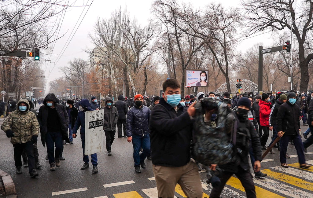 30 de angajați ai Terapia Cluj sunt blocaţi în mijlocul protestelor violente din Kazahstan
