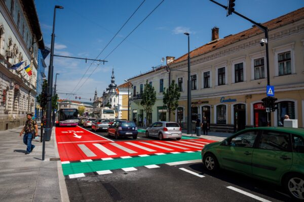 Taximetriștii clujeni au primit undă verde pentru a circula pe încă două benzi de transport în comun. Bolt și Uber au interzis