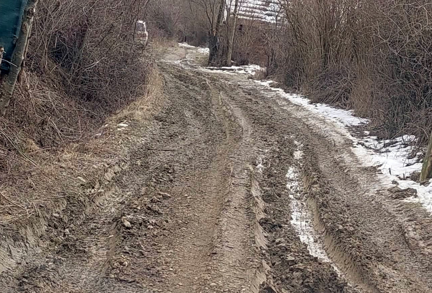 Cum își bate joc Primăria Cojocna de oamenii din comună! Locuitorii sunt disperați: noroi peste tot