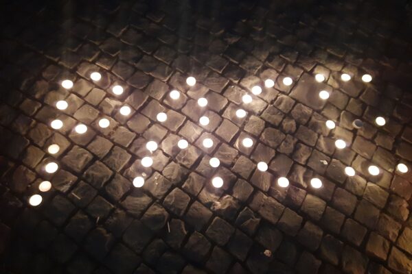 Sute de oameni au ieșit în stradă la Cluj în semn de solidaritate pentru Ucraina – VIDEO