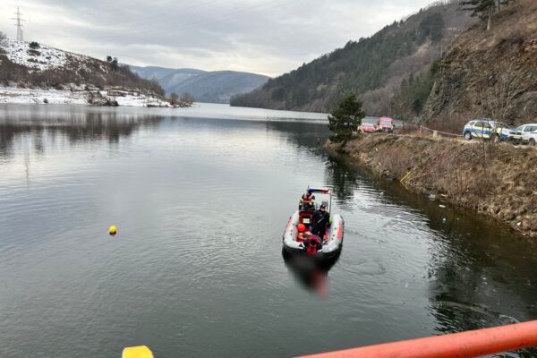 Scafandrii au scos două cadavre din lacul Someșul Cald. Doi tineri au aterizat cu mașina în lac marți seara