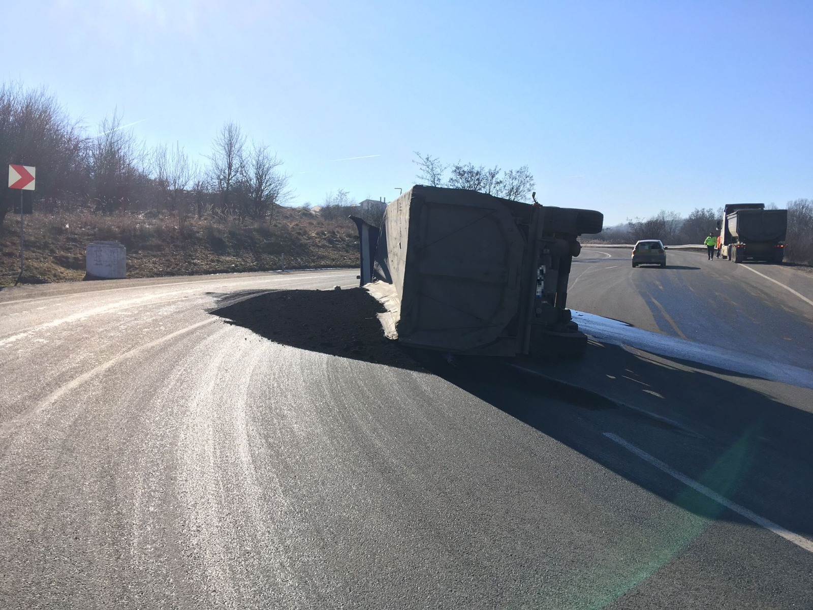 Un tir s-a răsturnat în mijlocul drumului în Topa Mică
