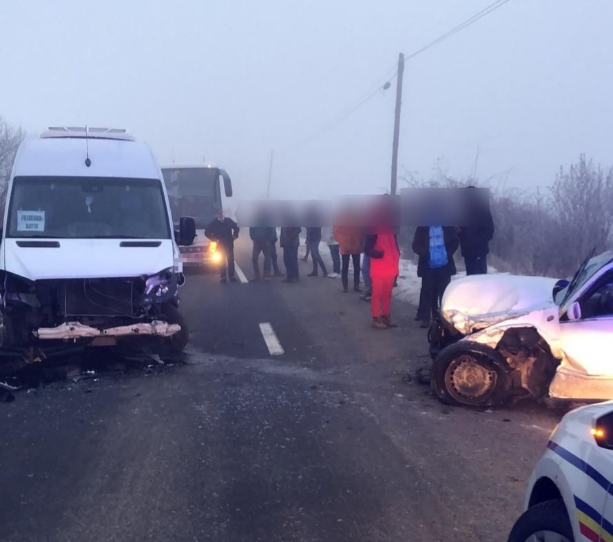 ACCIDENT GRAV în comuna Mica între o mașină și un microbuz
