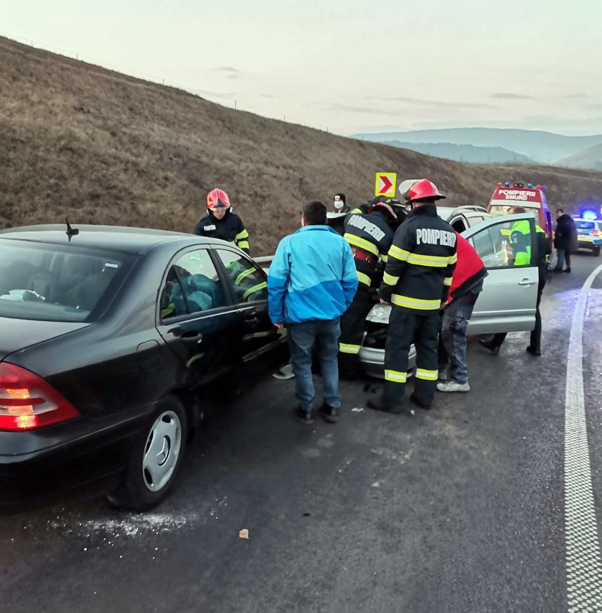Accident pe Autostrada A3, la Nădășelu. Trei persoane au fost transportate la spital