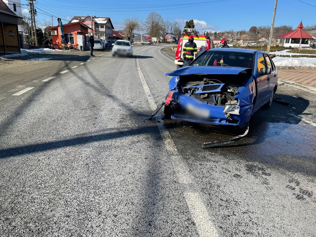 Accident grav lângă Dej. A depășit ca un inconștient și a intrat în coliziune frontală cu un alt autoturism