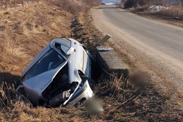 O femeie din Apahida a intrat cu mașina într-un cap de pod. Două victime transportate la spital