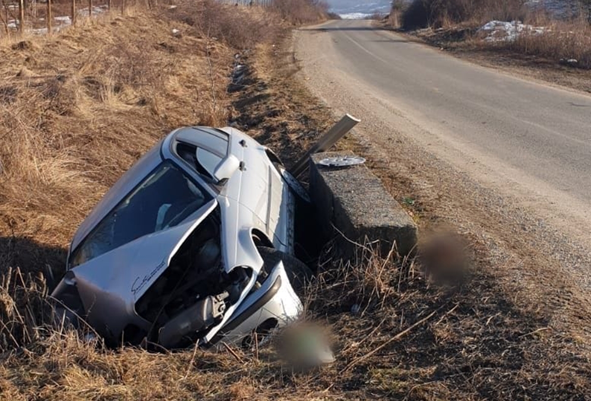 O femeie din Apahida a intrat cu mașina într-un cap de pod. Două victime transportate la spital