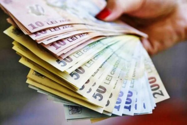 Crește salariul minim brut crește la 3.000 de lei din 2023. Majorarea a fost aprobată de Guvern