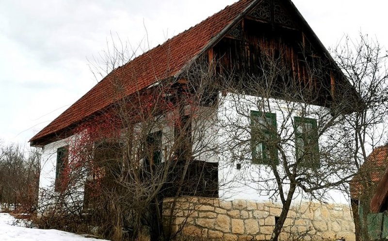 Încă o casă superbă din județul Cluj, lăudată de arhitectul șef al judelului. „Lemn, piatră, argilă şi măiestria meșterilor populari”