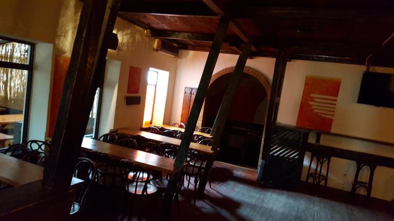 Proprietarii unui local din centrul Clujului își pun la dispoziție clubul pentru găzduirea refugiaților din Ucraina