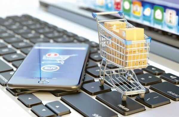 Românii cheltuie mult cu telefonul. Valoarea coșului de cumpărături online este de peste 50 de euro