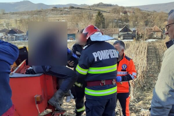 Și-a prins mâna într-un utilaj agricol. Pompierii clujeni se află la fața locului