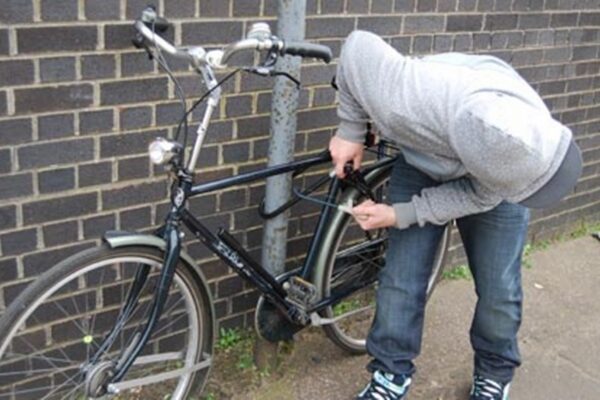 Hoț de biciclete prins de polițiștii clujeni la Câmpia Turzii. Cum a „operat” tânărul de 30 de ani