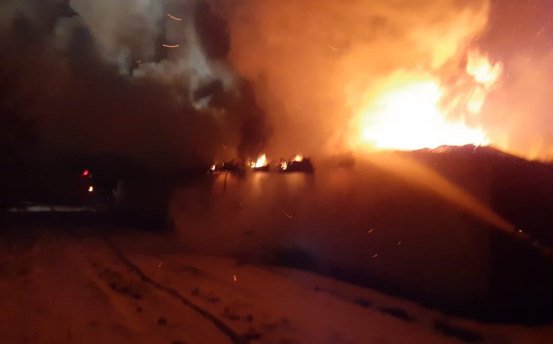 Casă distrusă de un incendiu într-o localitate din Cluj. De la ce a pornit