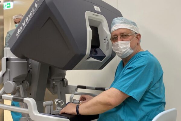 Viața unui tânăr de 25 de ani a fost salvată de medicii conduși de profesorul Ioan Coman. Un robot medical Da Vinci și-a făcut treaba foarte bine