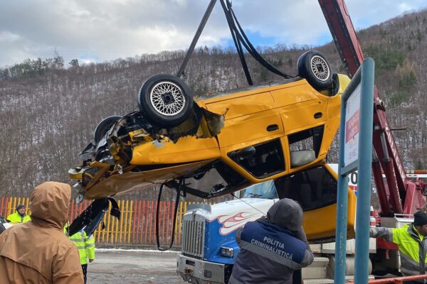 Medicii legiști au venit cu o ipoteză halucinantă în cazul celor doi tineri morți la Tarnița. Geamurile mașinii erau sparte dar ei nu s-au putut salva VIDEO