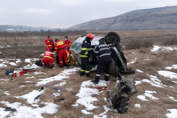 Accidentul grav la Vișea comis de un bărbat fără permis. Paramedicii de la SMURD au fost la fața locului