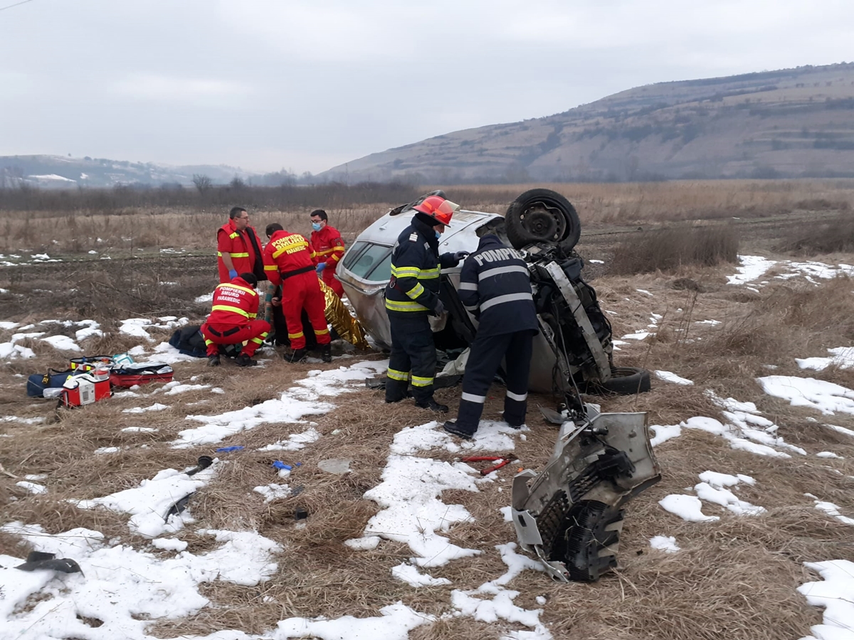 Accidentul grav la Vișea comis de un bărbat fără permis. Paramedicii de la SMURD au fost la fața locului