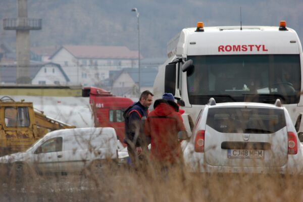 Exclusiv! Angajații Romstyl fură la greu din cisternele cu care transportă combustibili. Au fost prinși în flagrant