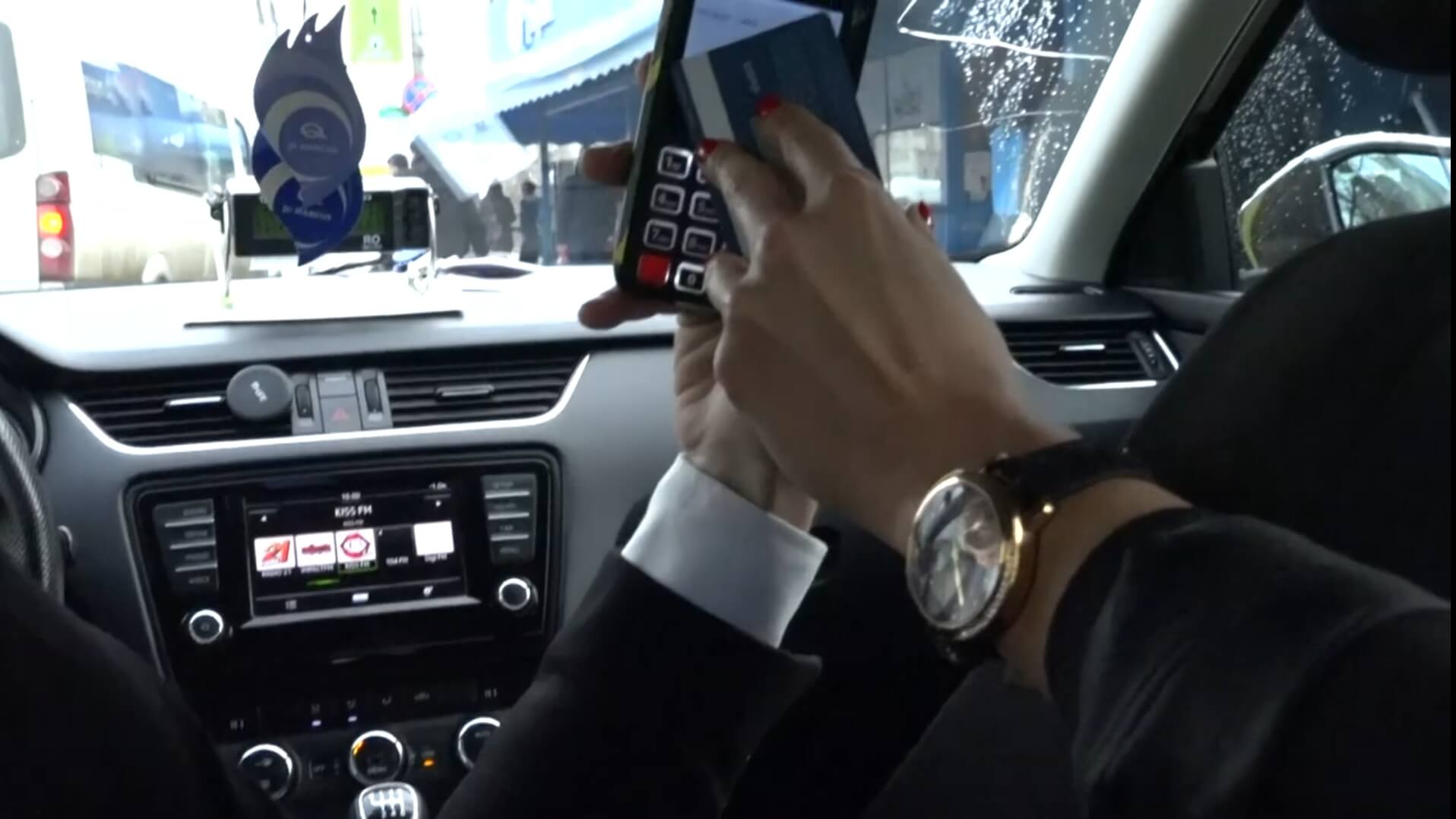 Taximetriștii clujeni vor fi obligați să implementeze plata cu cardul. Amenzi drastice pentru cei care refuză