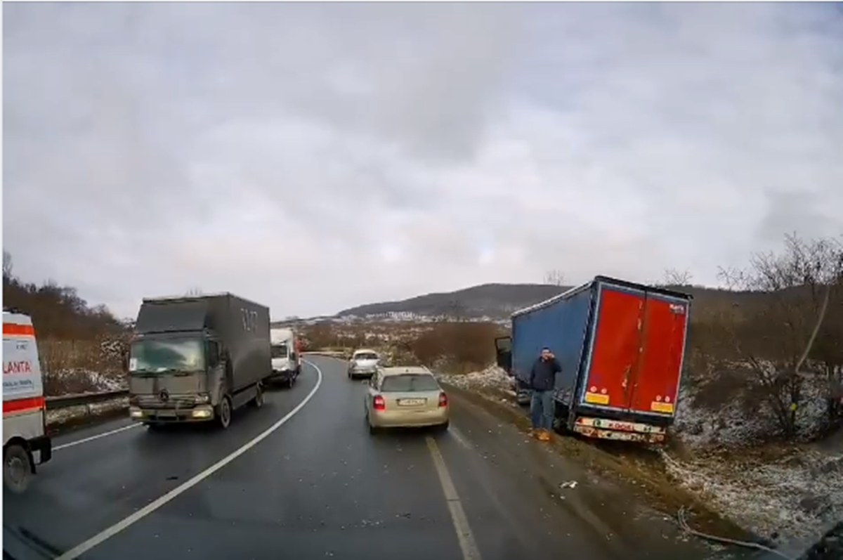 Accident cu două autotrenuri în Baciu. Unul a ieșit în decor