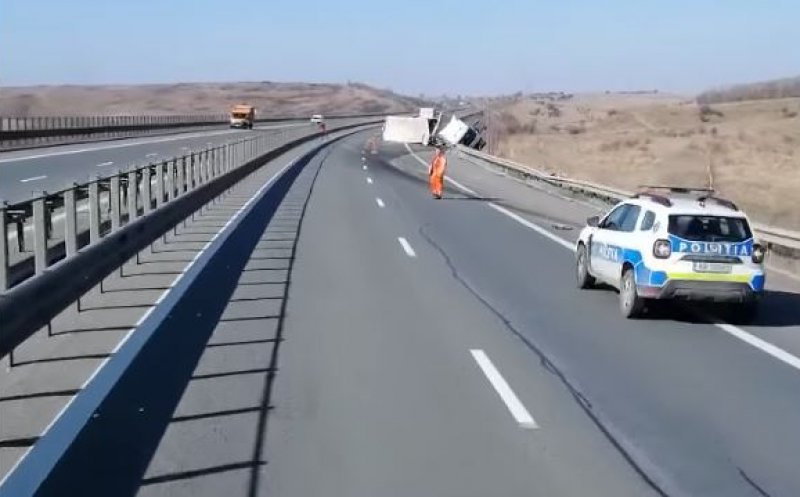 TIR răsturnat pe autostrada A3. Traficul a fost blocat între Turda și Gilău
