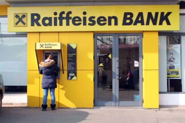 Raiffeisen Bank prinsă cu fofârlica. Sute de clujeni care au credite luate la aceasta bancă trebuie să cunoască aceste informații