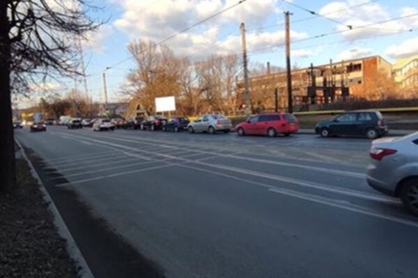 PANICĂ FĂRĂ ROST! Zvonurile alarmiste au băgat spaima în clujeni. Mii de oameni stau la cozi la pompele de alimentare cu carburanți după ce au aflat că prețul va crește brusc la 10 lei