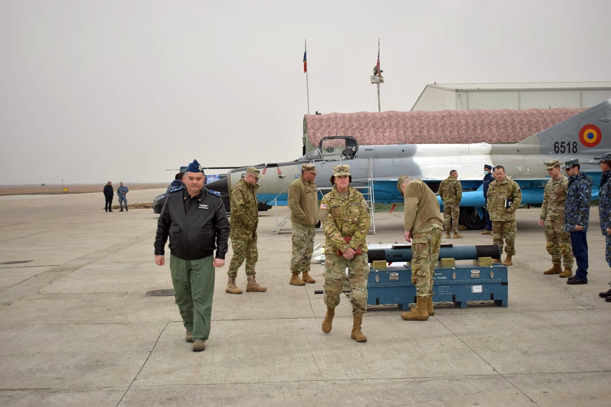 General american de top a făcut o inspecție la Câmpia Turzii. A cam strâmbat din nas când a văzut ”sicriele zburătoare”