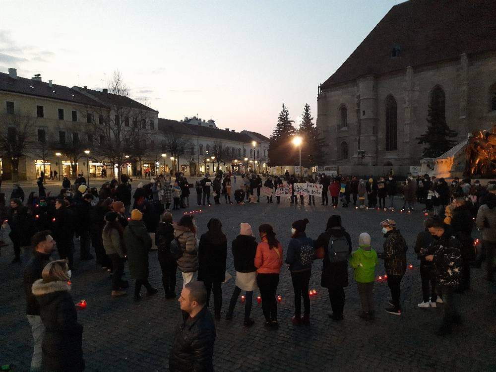 Clujenii, solidari cu drama din Ucraina! Un grup de tineri au ieșit în Piața Unirii pentru a cere stoparea războiului