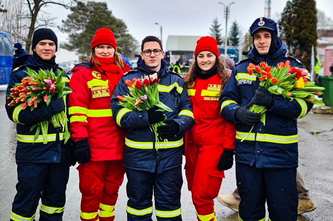 Pompierii clujeni le-au adus un strop de bucurie de 8 martie colegelor și femeilor din Vama Siret