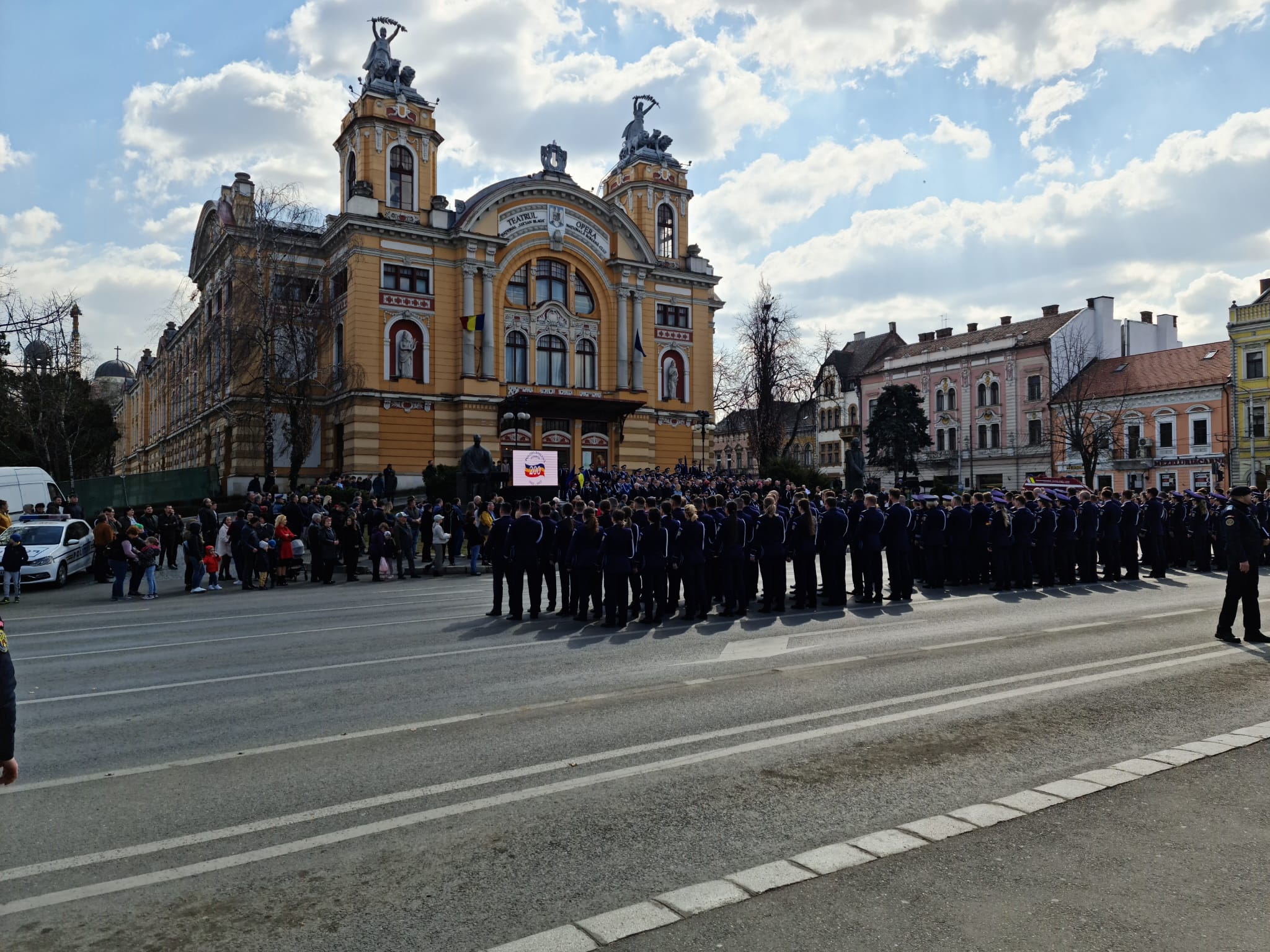 România nu renunță la festivismul ieftin. Circulația în centrul Clujului a fost blocată de polițiști, cu ocazia Zilei Poliției