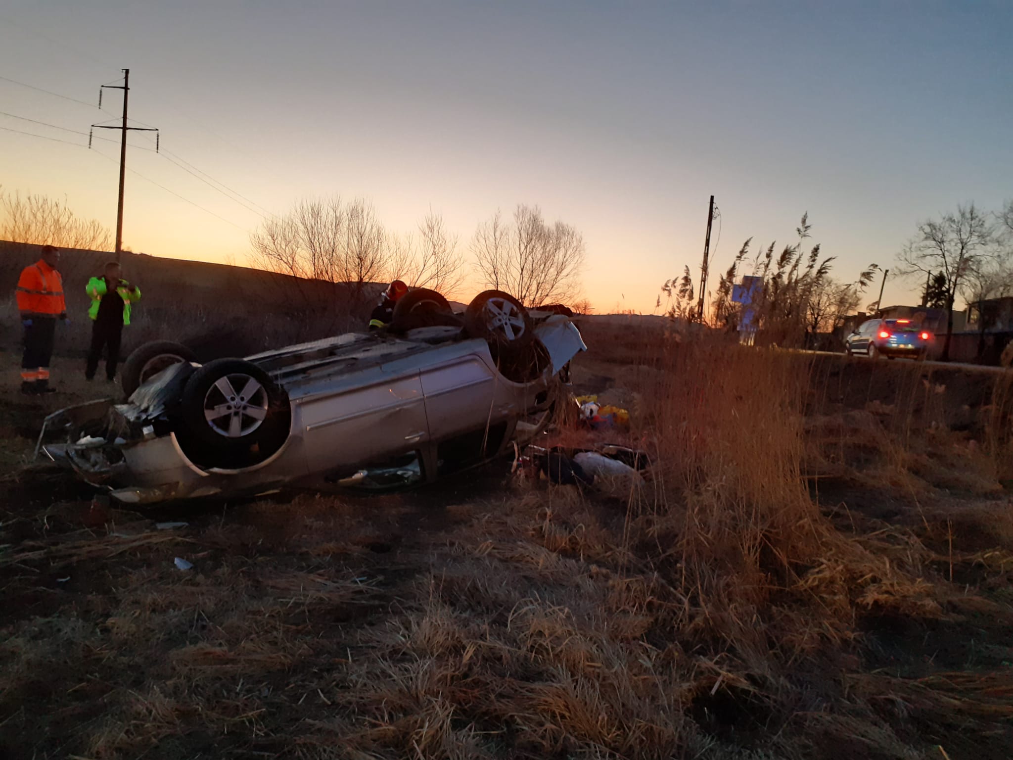 ACCIDENT în județul Cluj. O mașină a ajuns cu roțile în sus pe marginea drumului