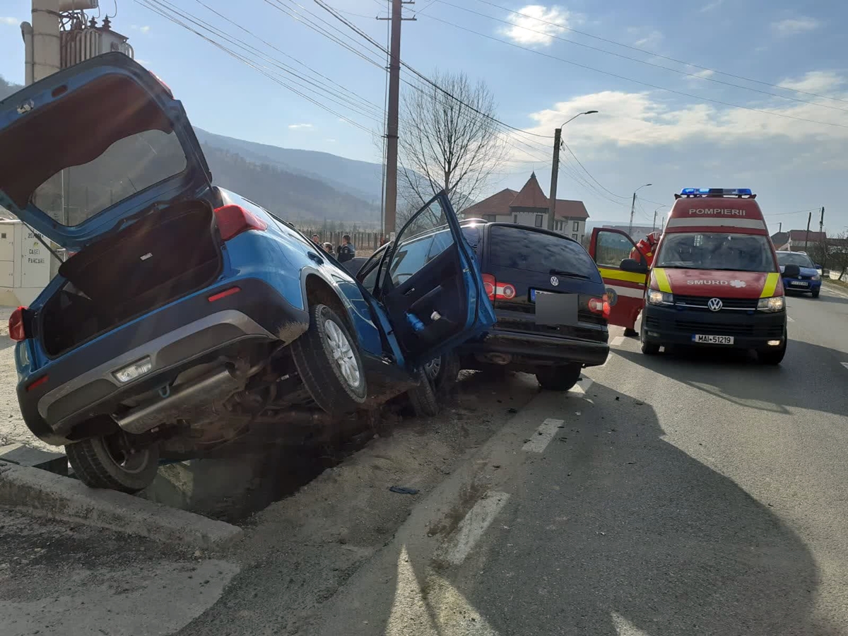 Accident grav la Cășeiu, lângă Dej. ”Rigolele antitanc” s-au dovedit un pericol pentru mașini