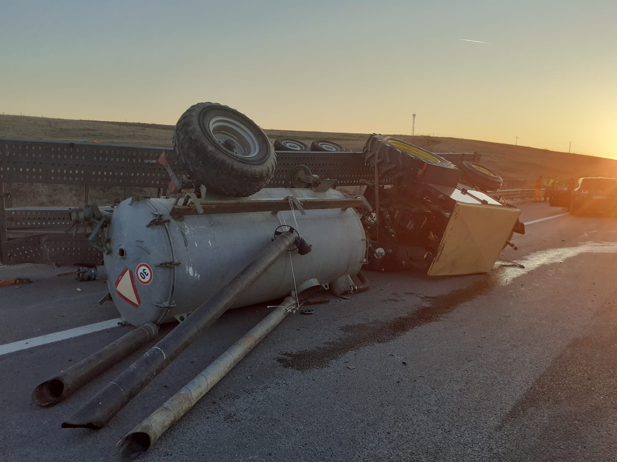 ACCIDENT pe autostrada A3 între o mașină de teren și un tractor
