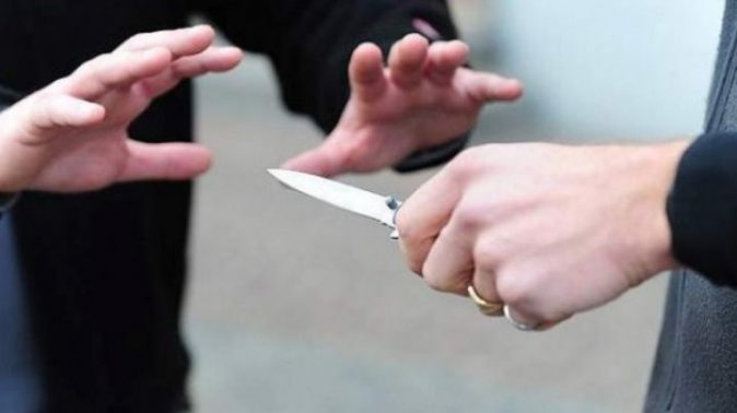 Doi tineri jefuiți și amenințați cu cuțitul de alți doi bărbați pe o stradă din Gherla.