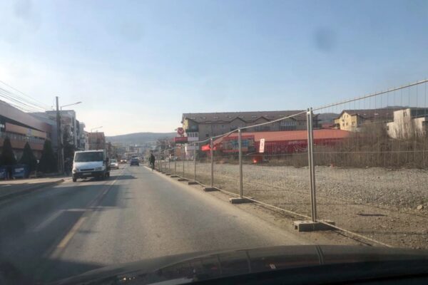 Strada Eroilor din Florești s-a transformat într-un etern șantier. Pivariu nu mai știe ce să facă că să dreagă busuiocul. Nicio firmă nu se prezintă la licitațiile organizate de Primărie