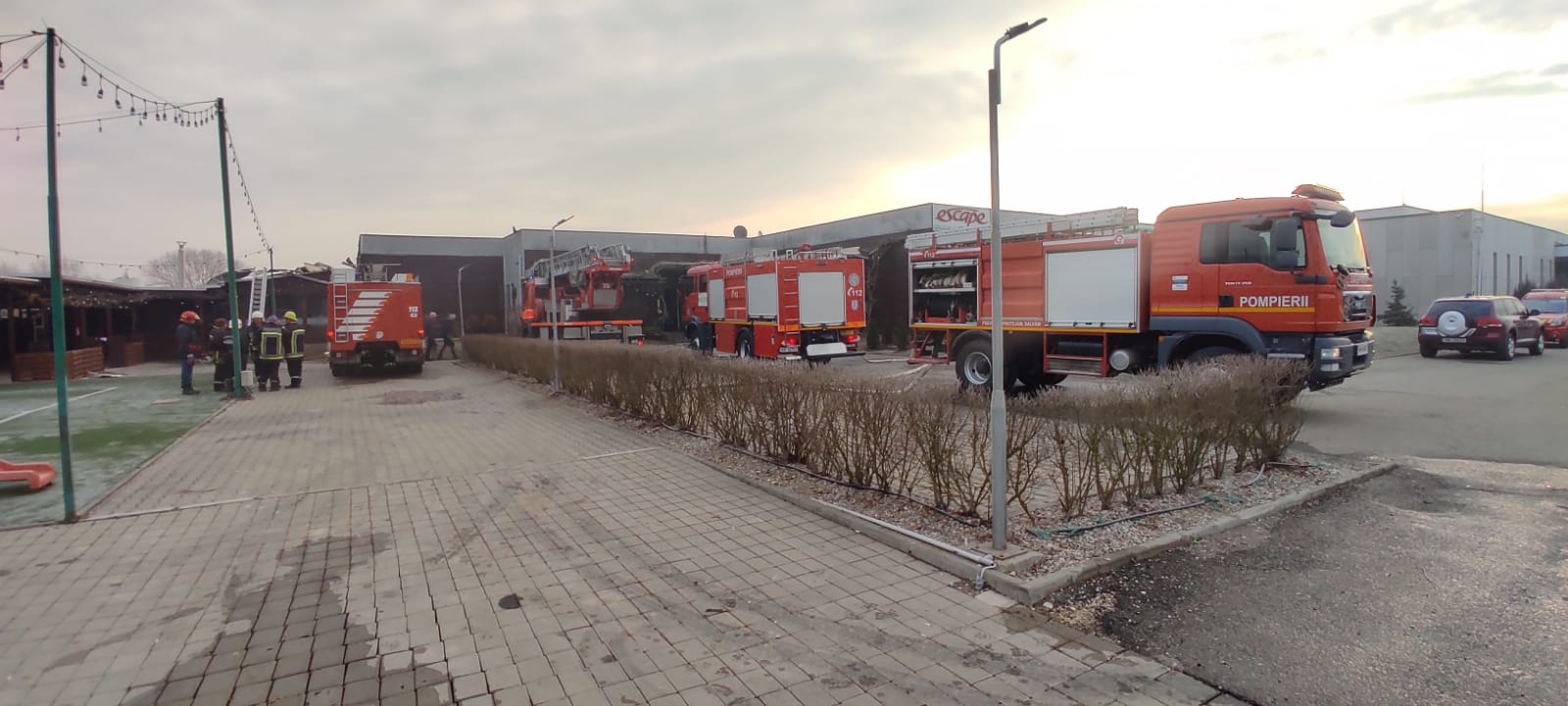 Arde cea mai mare sală de nunți din Gherla. Investiția a costat un milion de euro. Pagubele sunt uriașe