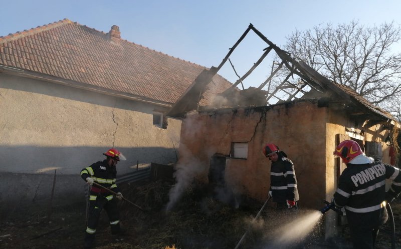 O casă a luat foc duminică într-o localitate din județul Cluj. Un tânăr a suferit arsuri grave