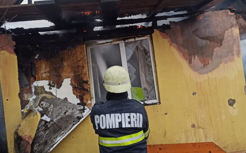 O casă din Cluj-Napoca, distrusă de un incendiu. Pompierii au intervenit rapid
