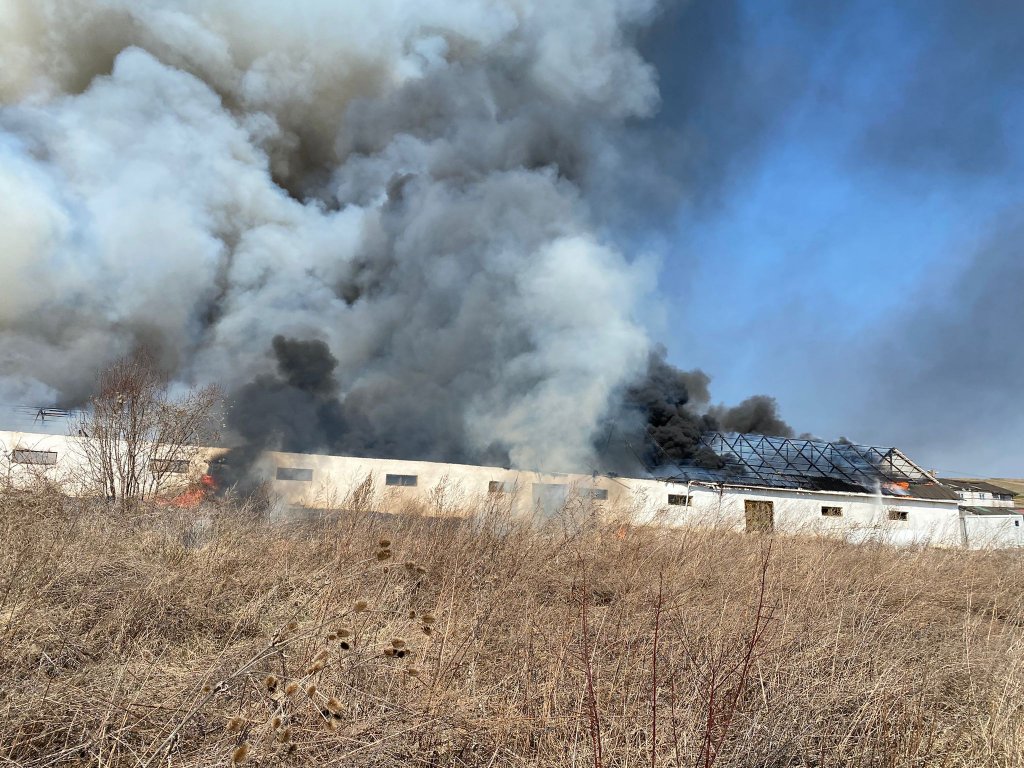 Pompierii clujeni, din nou în STARE DE ALERTĂ din cauza unui incendiu puternic izbucnit lângă două rezervoare de gaz