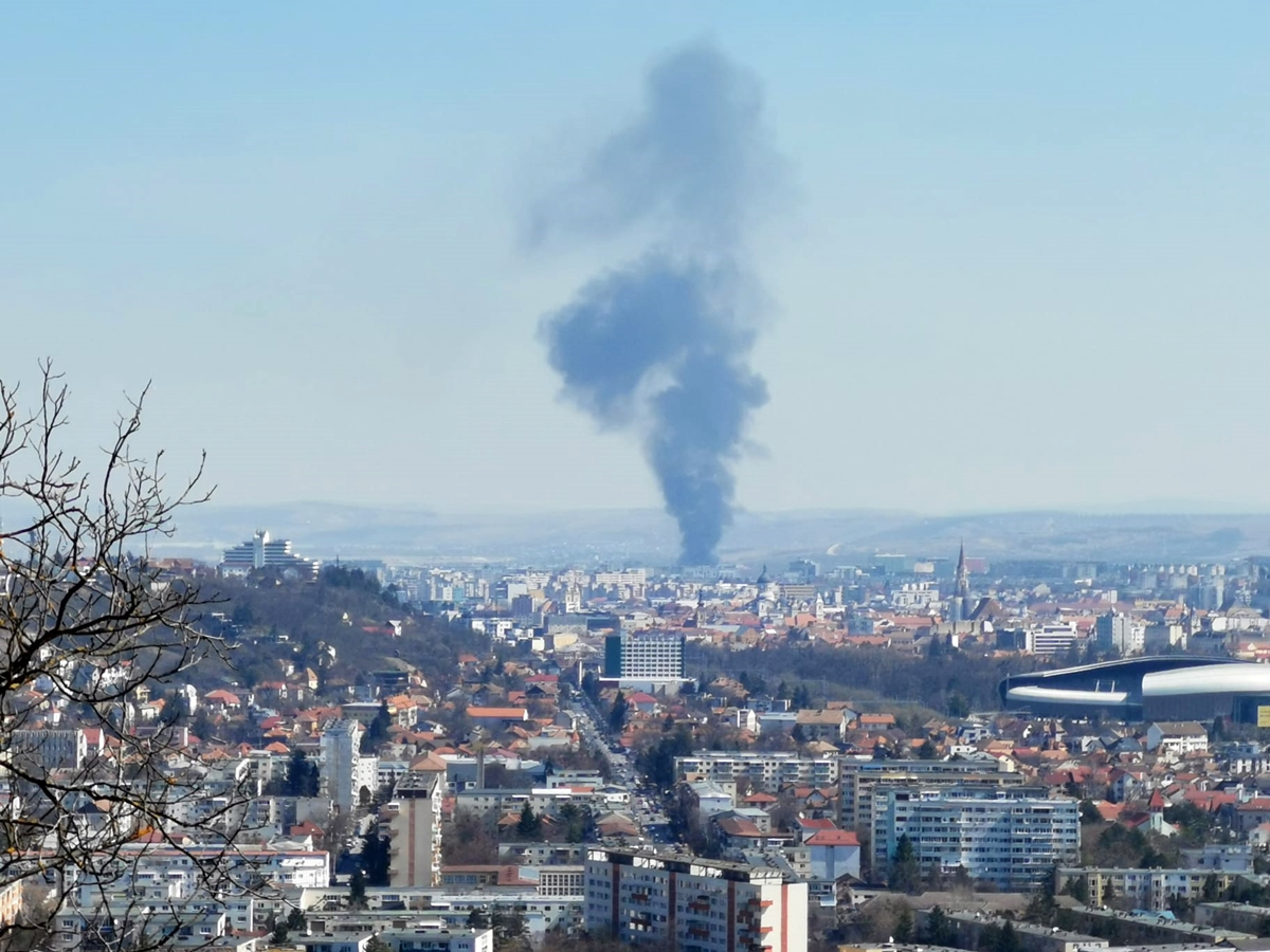 Fum gros de la Pata Rât. Clujul se transformă în București. Nomazii au dat foc la sute de cauciucuri