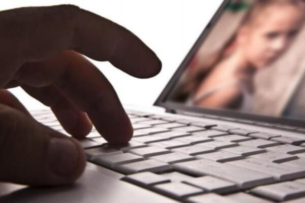 Percheziții la Cluj-Napoca într-un dosar de pornografie infantilă. Un pedofil de 22 ani a fost arestat