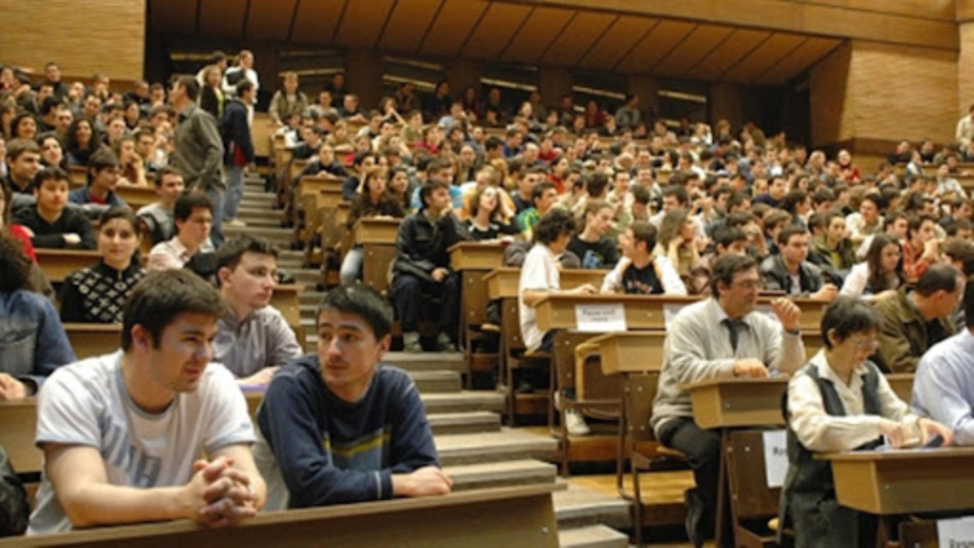 Adio cursuri online. Începând de miercuri, 9 martie, studenții revin la facultate în mod FIZIC